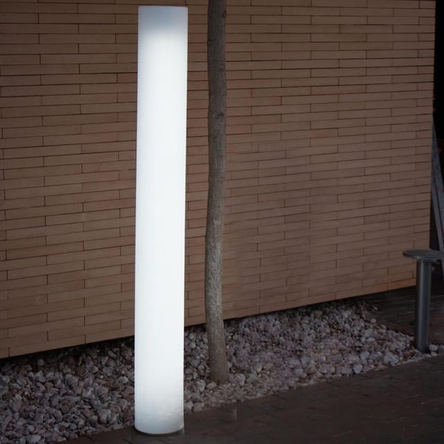 Fity 160 cm hoch. Stehlampe mit Kabel für den Innen- und Außenbereich. Kaltweißes LED-Licht