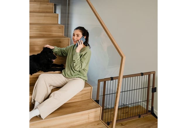 Relaxdays - Absperrgitter, ausziehbares Türschutzgitter, ohne Bohren, mit Füßen, HxB: 71x107-172 cm, Hundegitter, braun