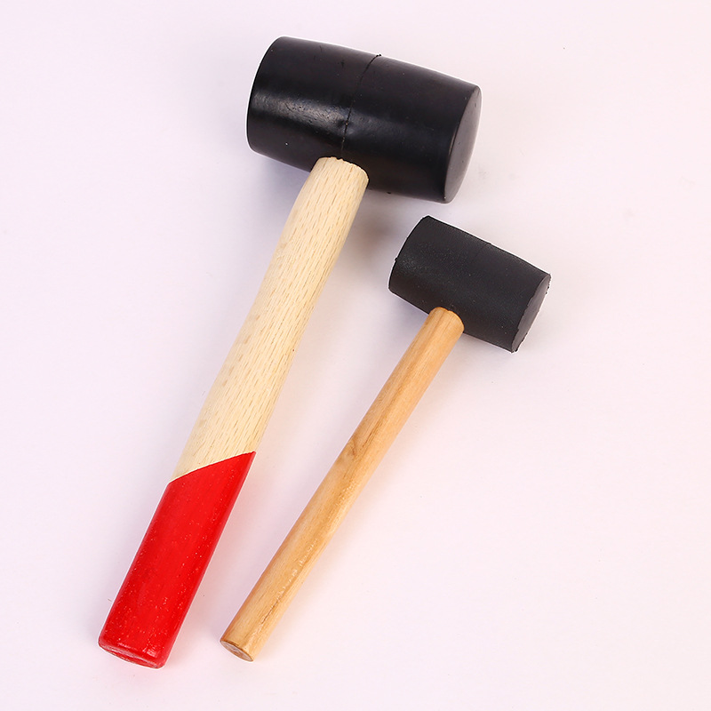 Gummihammer Nach Amerikanischer Art Mit Holzstiel (schwarzer Kopf/roter Stiel, Teilweise Stielaufnahme) Robuster Gummihammer Für Die Bodenverlegung.