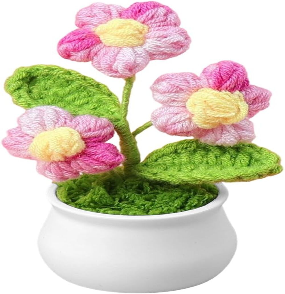 Dieses Set Beinhaltet 1 Gehäkelten Blumentopf, Der Mit 3 Künstlichen Blumen Verziert Ist. Die Blumen Sind Aus Mehrfarbigem Garn In Einem Rosa Farbverlauf Gefertigt, Was Einen Schönen Effekt Ergibt.