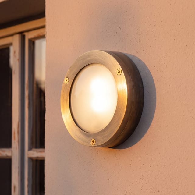 Licht-erlebnisse - Außenwandleuchte Hof Terrasse IP64 GX53 ø 14 cm Glas Echt-Messing Wandlampe
