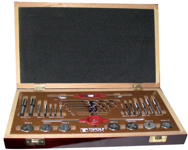 Tivoly • PRO-Koffer 30-teilig • 7 Sätze mit je 2 HSS-Gewindebohrern M3 bis M12 • 7 HSS-Matrizen M3 bis M12 • 7 HSS-Metallbohrer Ø2,5 mm bis Ø10,2 mm