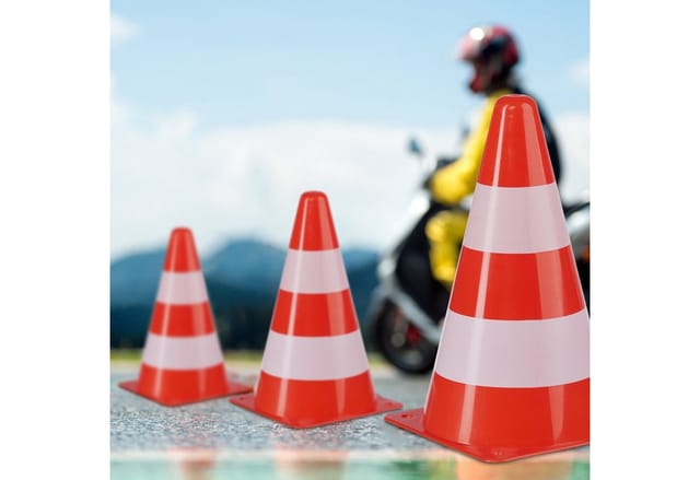 Pylonen 10er Set mit 50 m Absperrband & Aufbewahrungsbeutel, Markierungskegel, Verkehrshütchen 22,5 cm, orange - Relaxdays