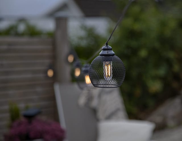 Star – Solar-Lichterkette Sunlight, 8-flammig, Schwarz – LED-Deko-Leuchten aus Metallgeflecht mit warmweißem Filament-Licht, solarbetrieben mit Akku