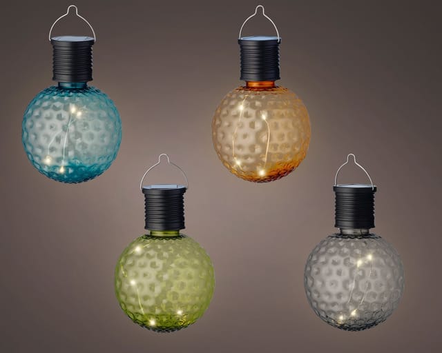 Solar-Lichterkette mit Glühbirnen. Verschiedene Farben