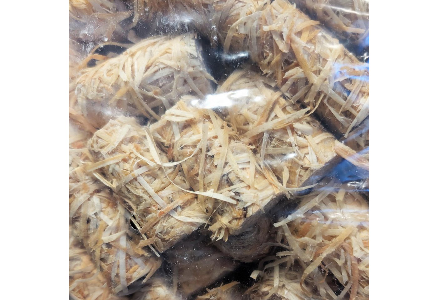 com-four Grillanzünder Holzwolle Anzünder - ökologische Kaminanzünder mit langer Brenndauer, 1 kg, geruchsneutrales Anzünden für Kamin, Grill und Feuerstellen Bild 3