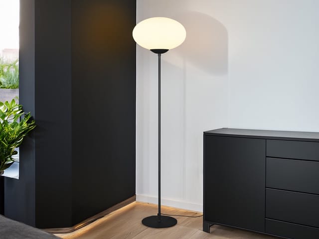 Retro led Stehleuchte Schwarz mit Glaskugel Lampenschirm, Höhe 150cm
