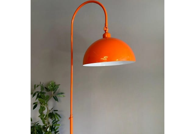 Moderne Stehlampe aus Orange Metall mit Beweglichem Kopfteil, E27-Sockel, Moderne Stehlampe für Wohnzimmer oder Schlafzimmer