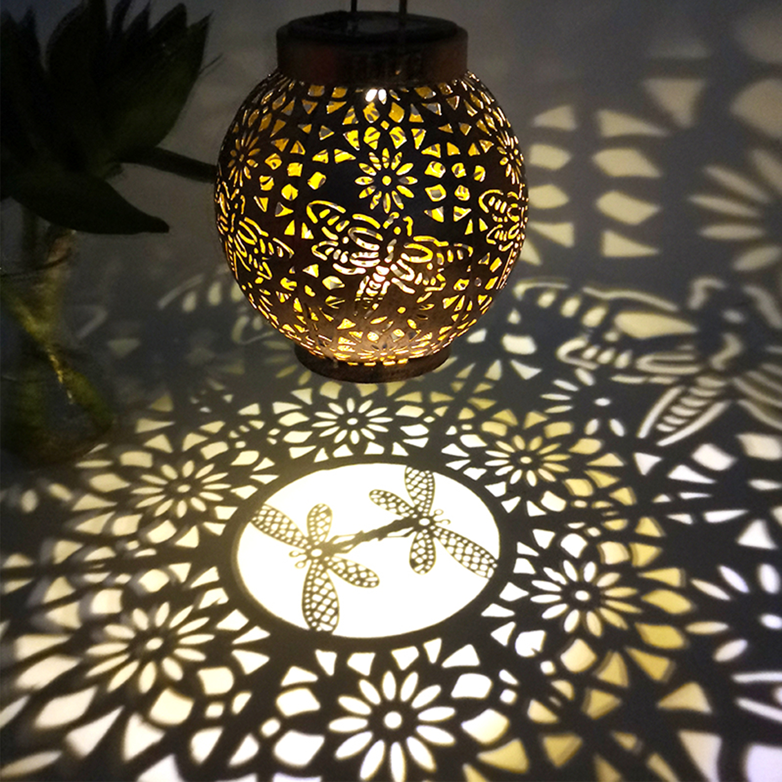 Kugelförmige Projektionsleuchte Für Terrasse Und Garten Mit Schmetterlings-, Libellen- Und Kolibri-motiv, Aus Metall.