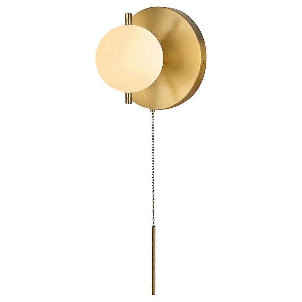 Moderne Wandleuchte – Goldfarbenes Metall Und Klarer Glasschirm Für Elegante Beleuchtung In Ihrem Interieur.