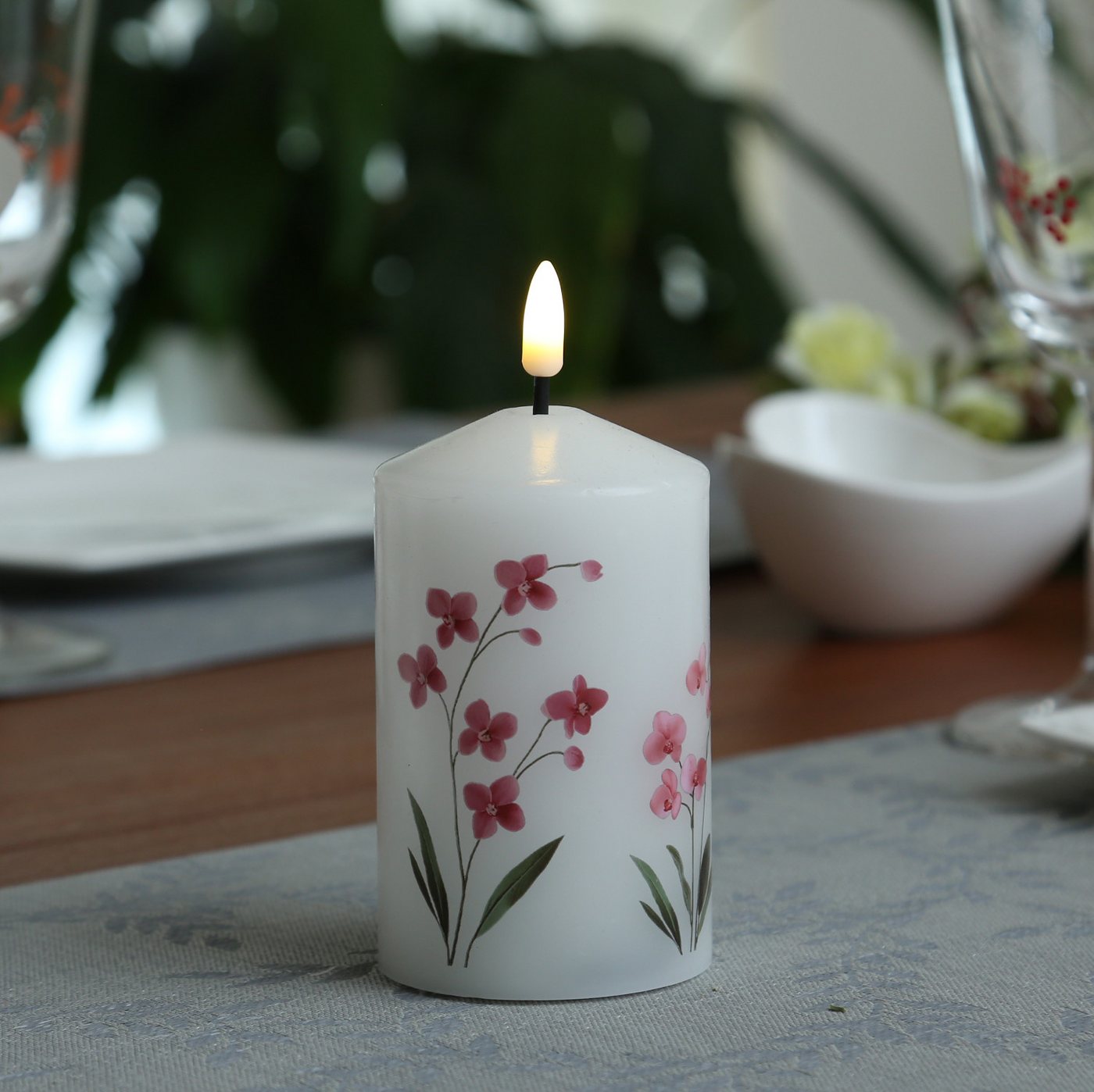 MARELIDA LED-Kerze mit Orchideen Motiv Echtwachskerze mit Blumen Design 7x14,5cm Timer, LED Classic, warmweiß (2100K bis 3000K) Bild 4