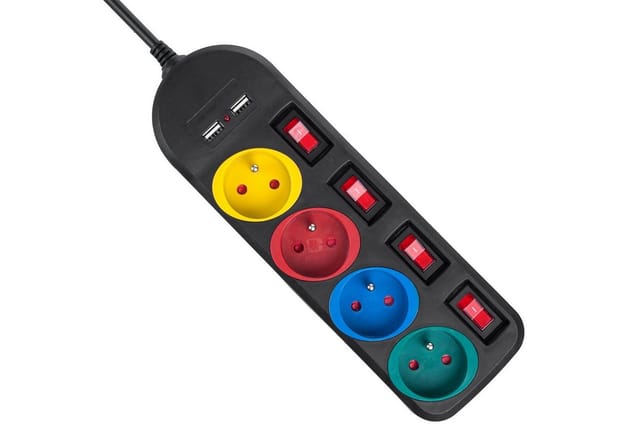 Maclean MCE229 b Verlängerungskabel de Steckdosen Cable de Verlängerung de 4 Steckdosen + 2xUSB mit Schalter, 250VAC/10A, 2.1A 5V, 1.5m (Schwarz)