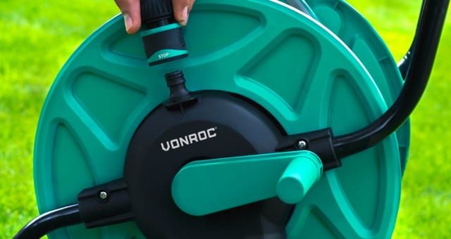 Vonroc - Schlauchwagen komplettes Starterset – Inkl. 20 m Gartenschlauch, Sprühkopf, Schlauchkupplungen, Anschlussschlauch und Wasserhahnanschluss