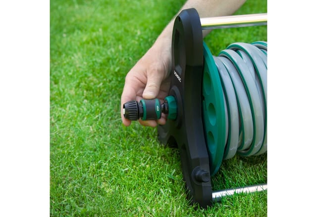 Schlauchtrommel, komplettes Starterset – Inkl. 15 m Gartenschlauch, Sprühkopf, Schlauchkupplungen und Wasserhahnanschluss