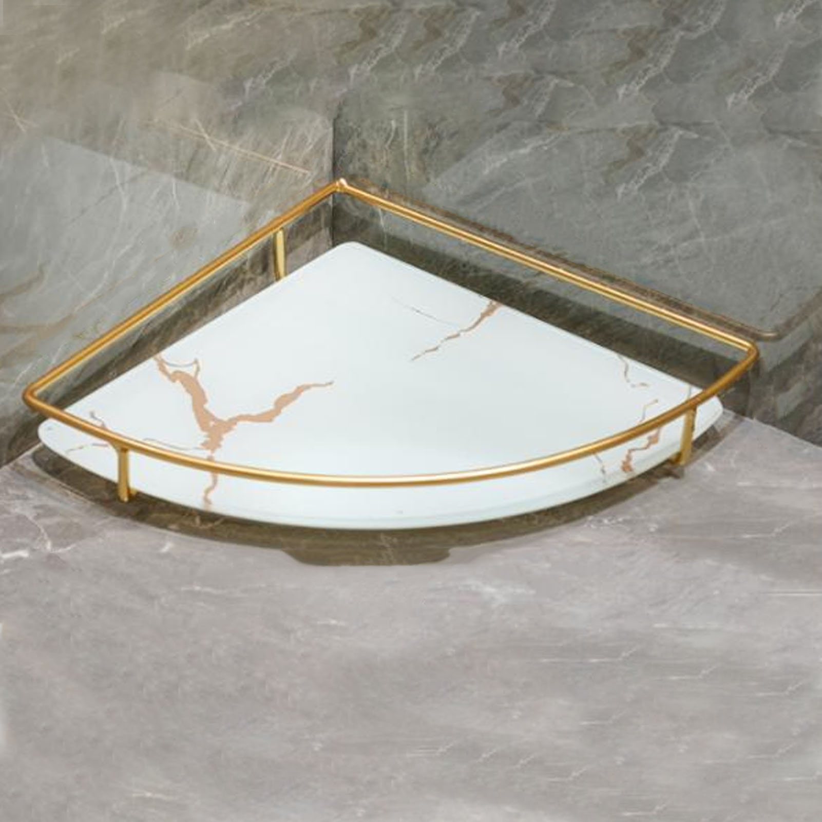 Weißes Dreieckiges Regal Mit Goldenen Verzierungen Für Das Badezimmer, Mit Ablagefach Und Aufbewahrungsmöglichkeit Für Kosmetikartikel.