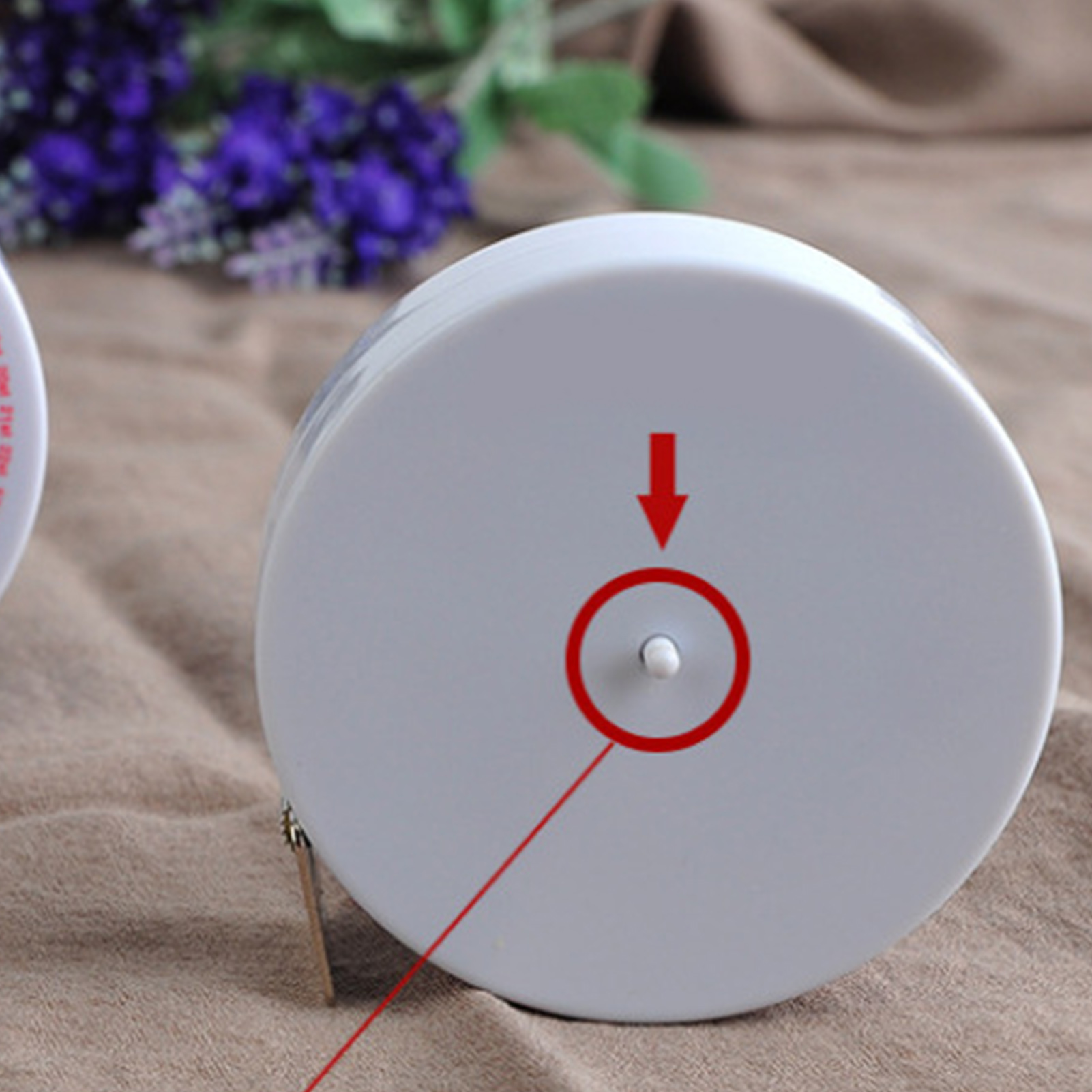 Rundes, Weißes Maßband Zur Messung Des Taillenumfangs Und Des Körperfettanteils. Ein Handliches, Automatisch Einziehbares Maßband, Ideal Als Geschenk.