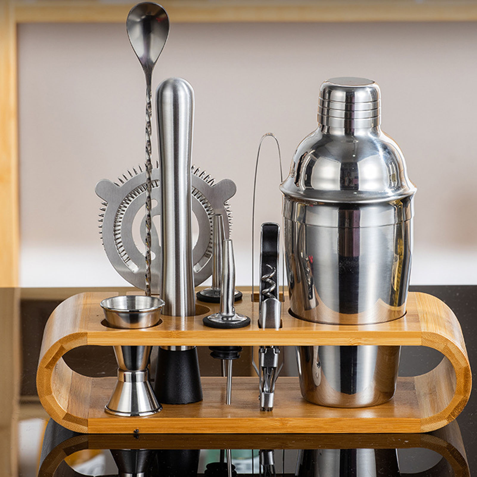 23-teiliges Set Inklusive Abnehmbarem Ovalem Bambusständer, 750-ml-shaker, Barwerkzeug, Cocktailgläsern Aus Edelstahl Und Einem Mixerset.