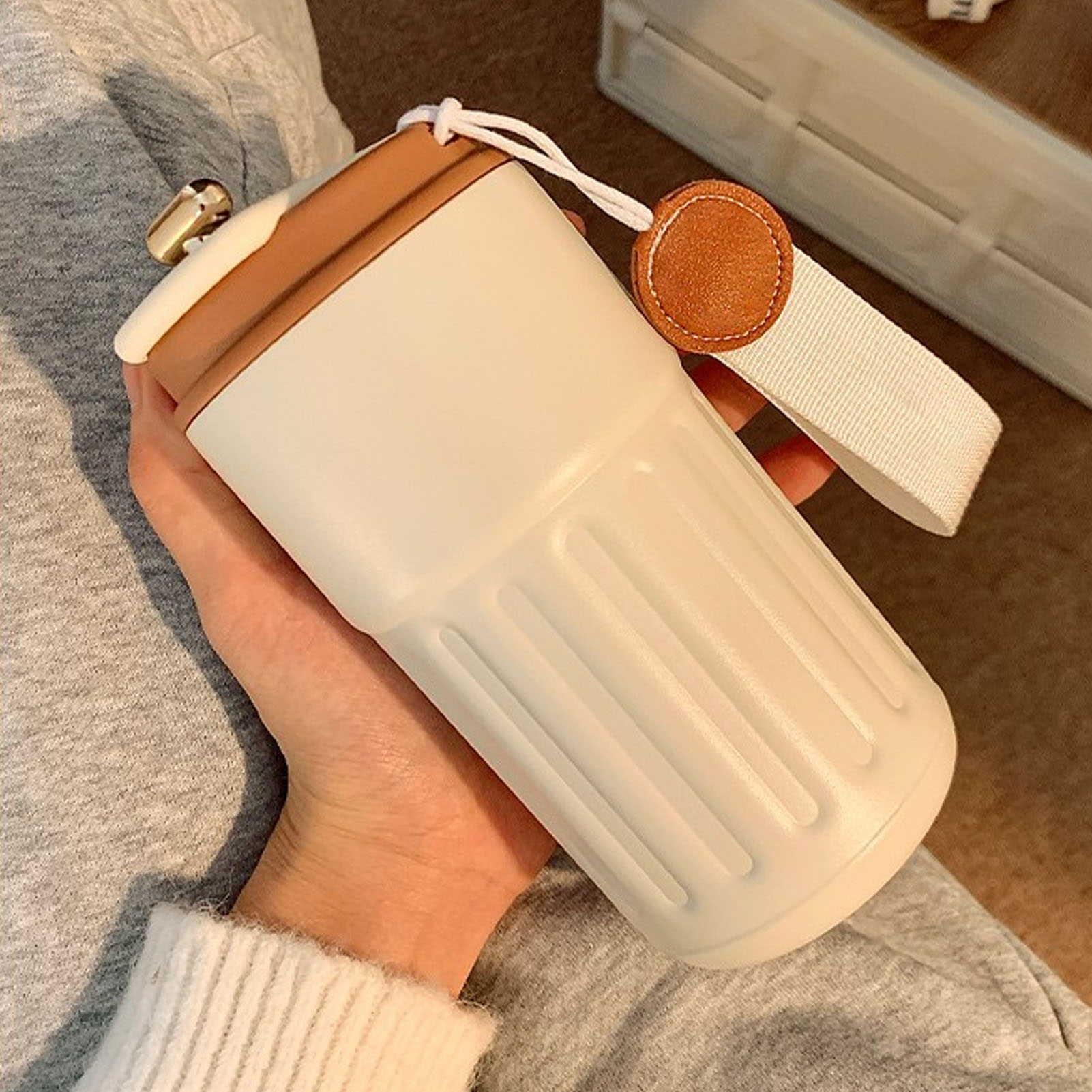 Stilvoller Und Tragbarer Thermos-kaffeebecher Mit Intelligenter Temperaturanzeige, Ideal Für Studenten, In Einem Dezenten Beige-braunton.