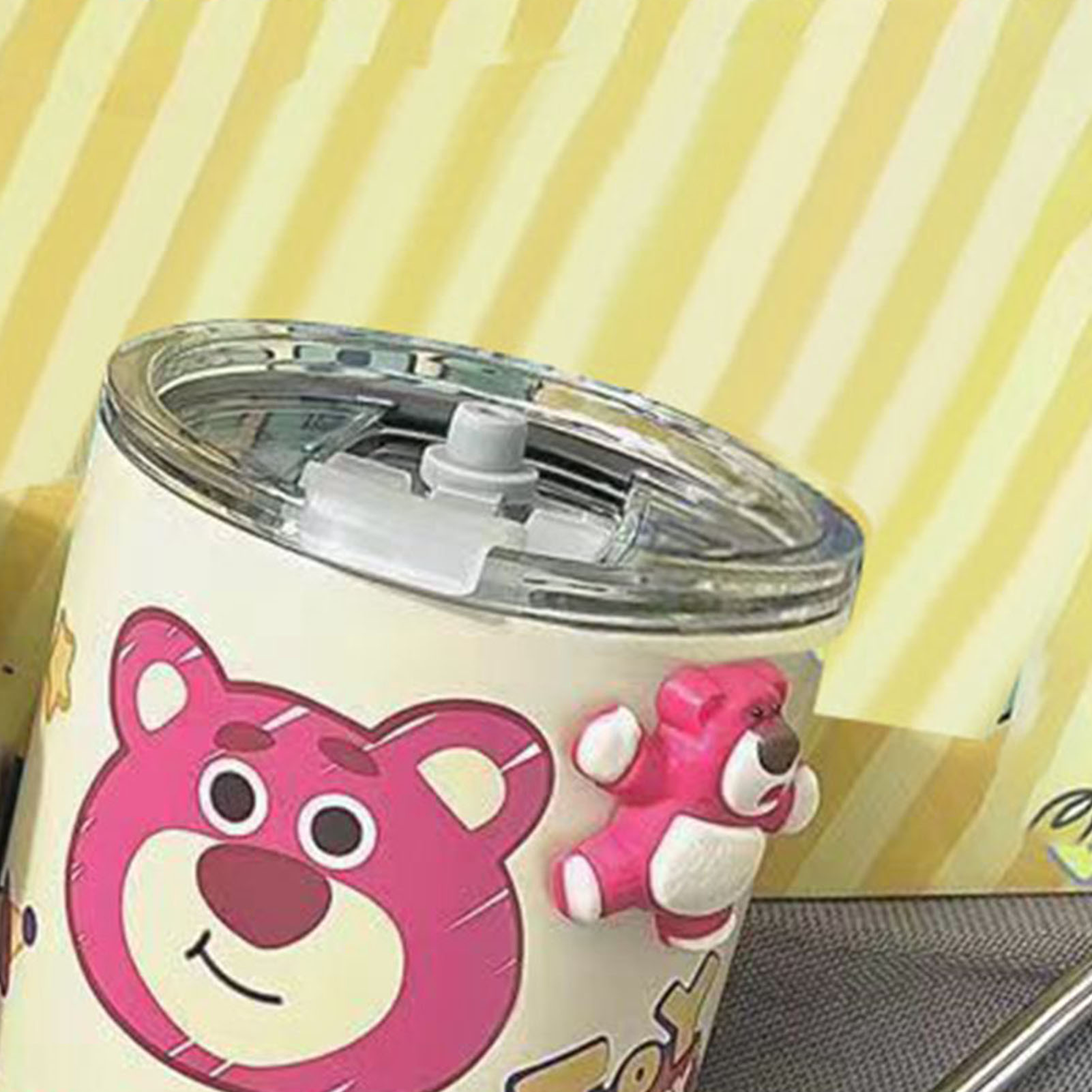 Kaffeebecher „erdbeerbär“, Isolierte Thermoskanne, Tragbarer Becher, Femininer Instagram-stil, Hochwertiger Bürobecher Aus Edelstahl 304.