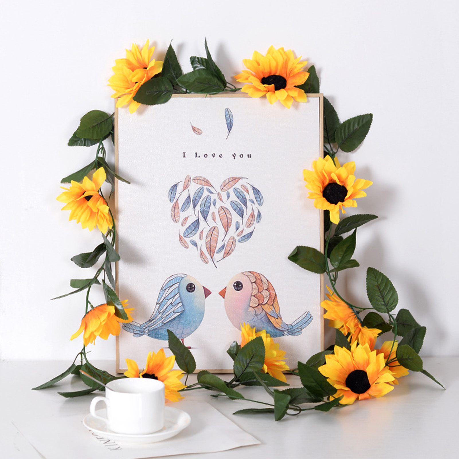 Eine Einzelne Girlande Aus Künstlichen Sonnenblumen, Bestehend Aus 10 Großen Sonnenblumen, Ideal Zur Dekoration, Insbesondere Zur Innendekoration Und Rohrverkleidung.