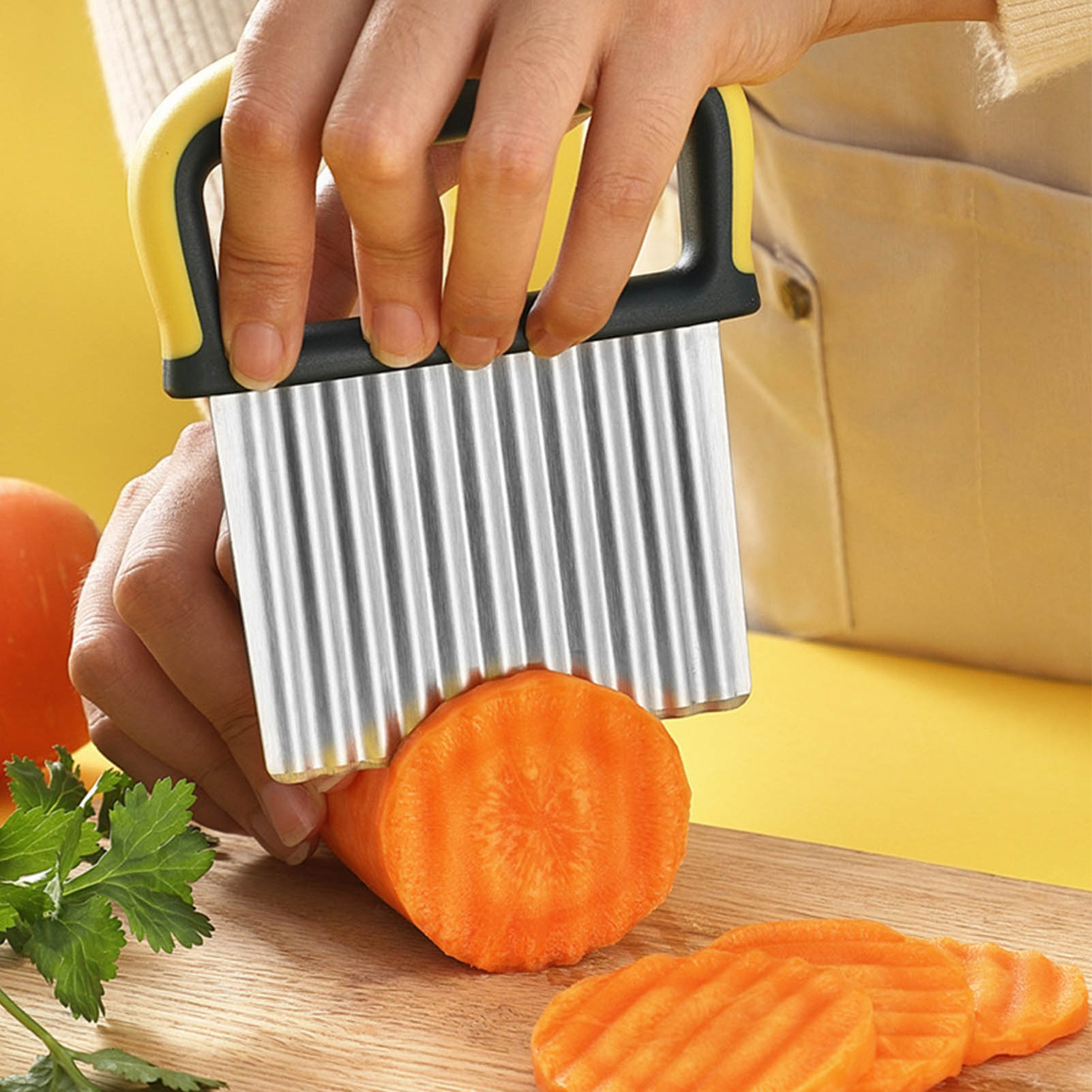 Mit Einem Messer Geschnittene Kartoffelscheiben, Mit Einem Wellenmesser Geschnittene Kartoffelscheiben, Gelbe Scheiben.
