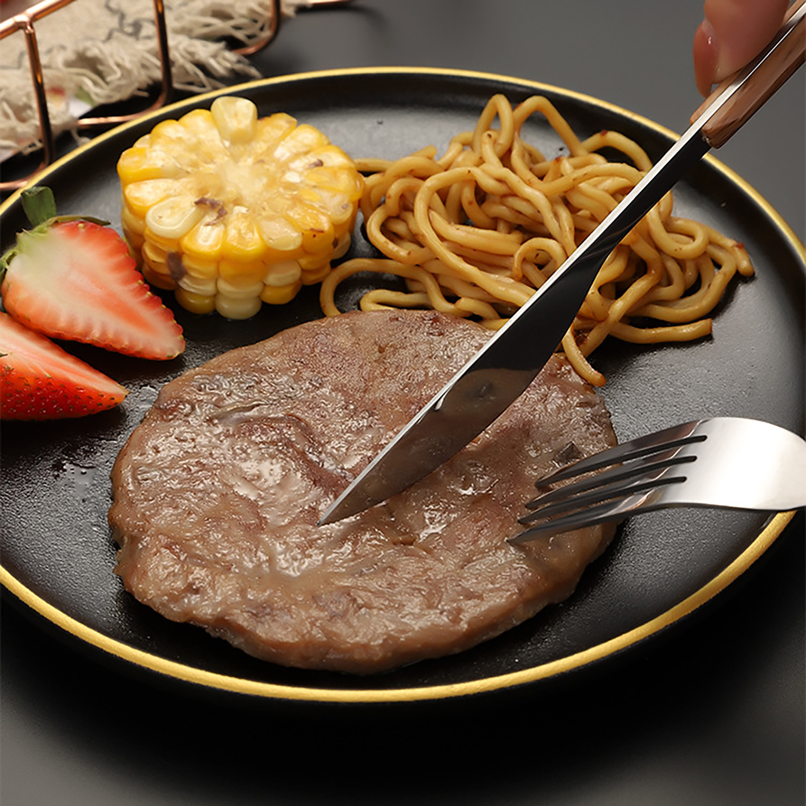 Fünfteiliges Besteckset Aus Edelstahl, Bestehend Aus Einem Langen Steakmesser Im Koreanischen Stil, Einer Gabel Und Einem Löffel, Im Hotelstil Mit Schwarzen Griffen.