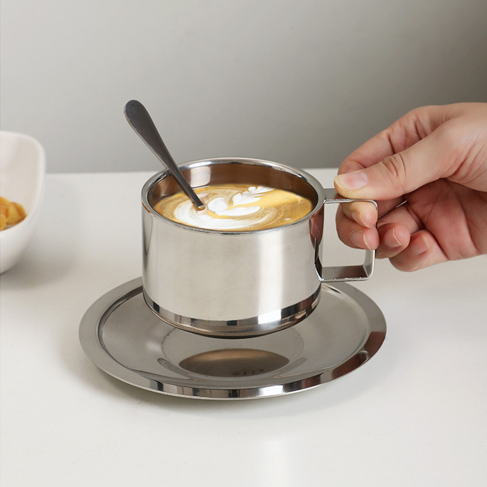 Set Aus Doppelwandigen, Isolierten Edelstahl-kaffeebechern Im Europäischen Stil, 200 Ml