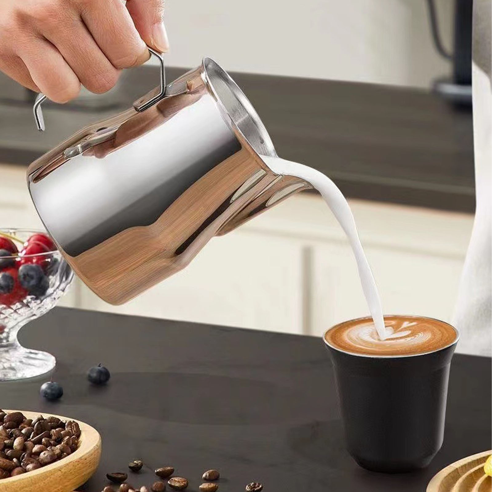 Glänzender Silberner 600-ml-milchbecher Mit Blumenmuster Und Farbskala
