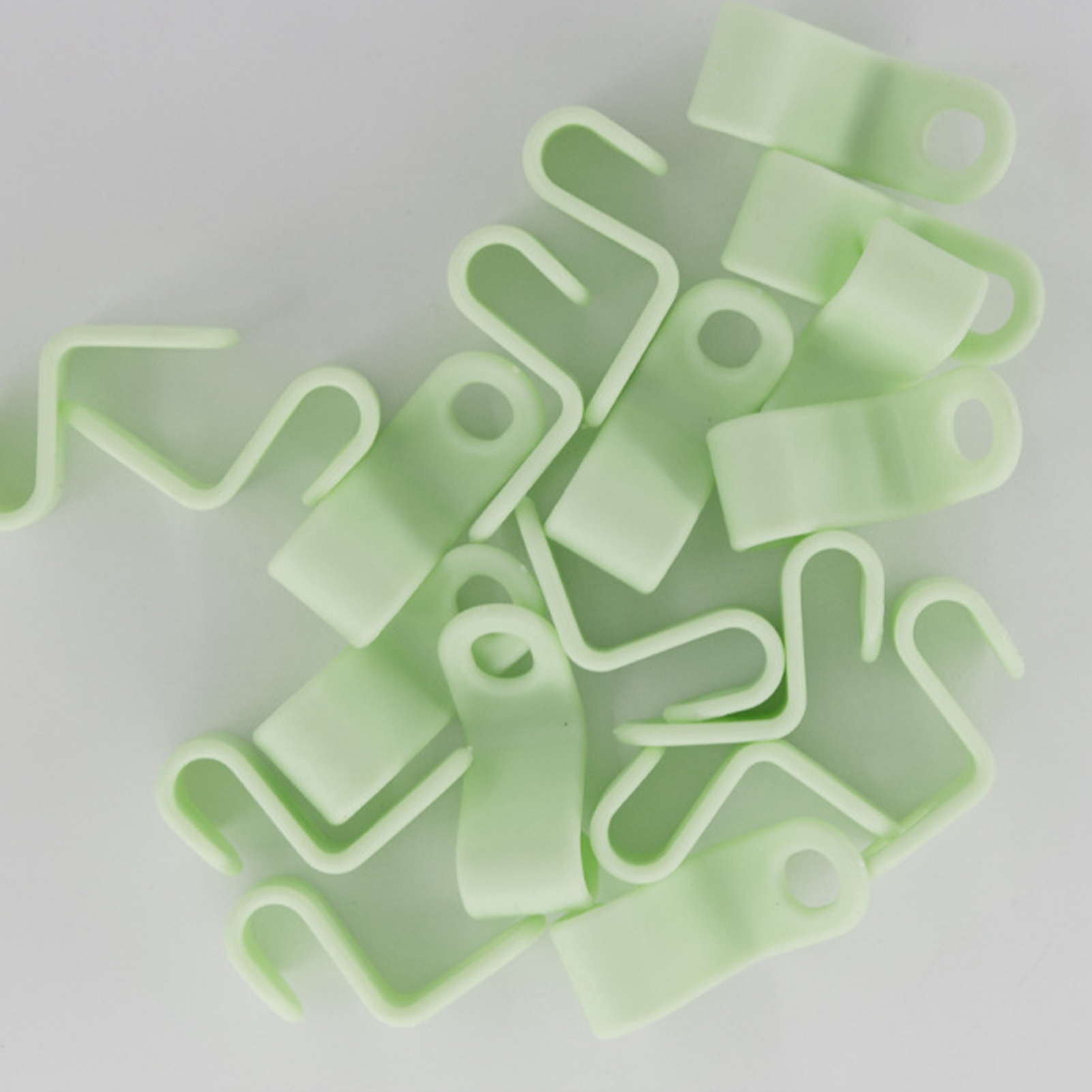 Packung Mit 100 Stapelbaren Haken Zur Optimalen Aufbewahrung Ihrer Kleidung.