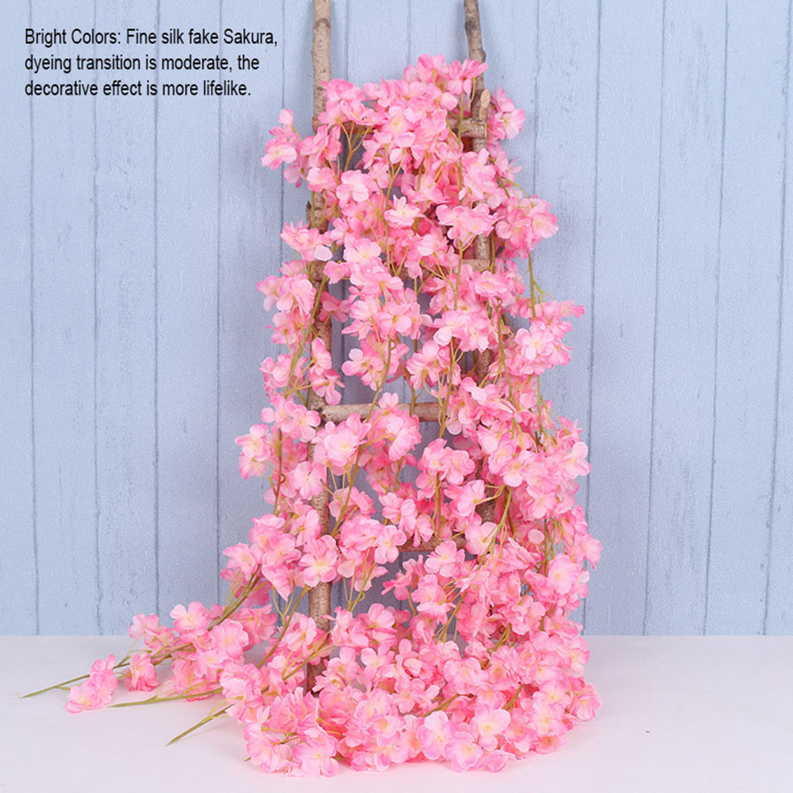 Eine Künstliche Kirschblütenranke, 1,8 Meter Lang Und Aus 256 Blüten Bestehend, Ist Um Einen Klimaanlagenkanal Gewickelt Eine Künstliche Kunststoffblumenranke, Die Eine Dunkelrosa Zierranke Imitiert.