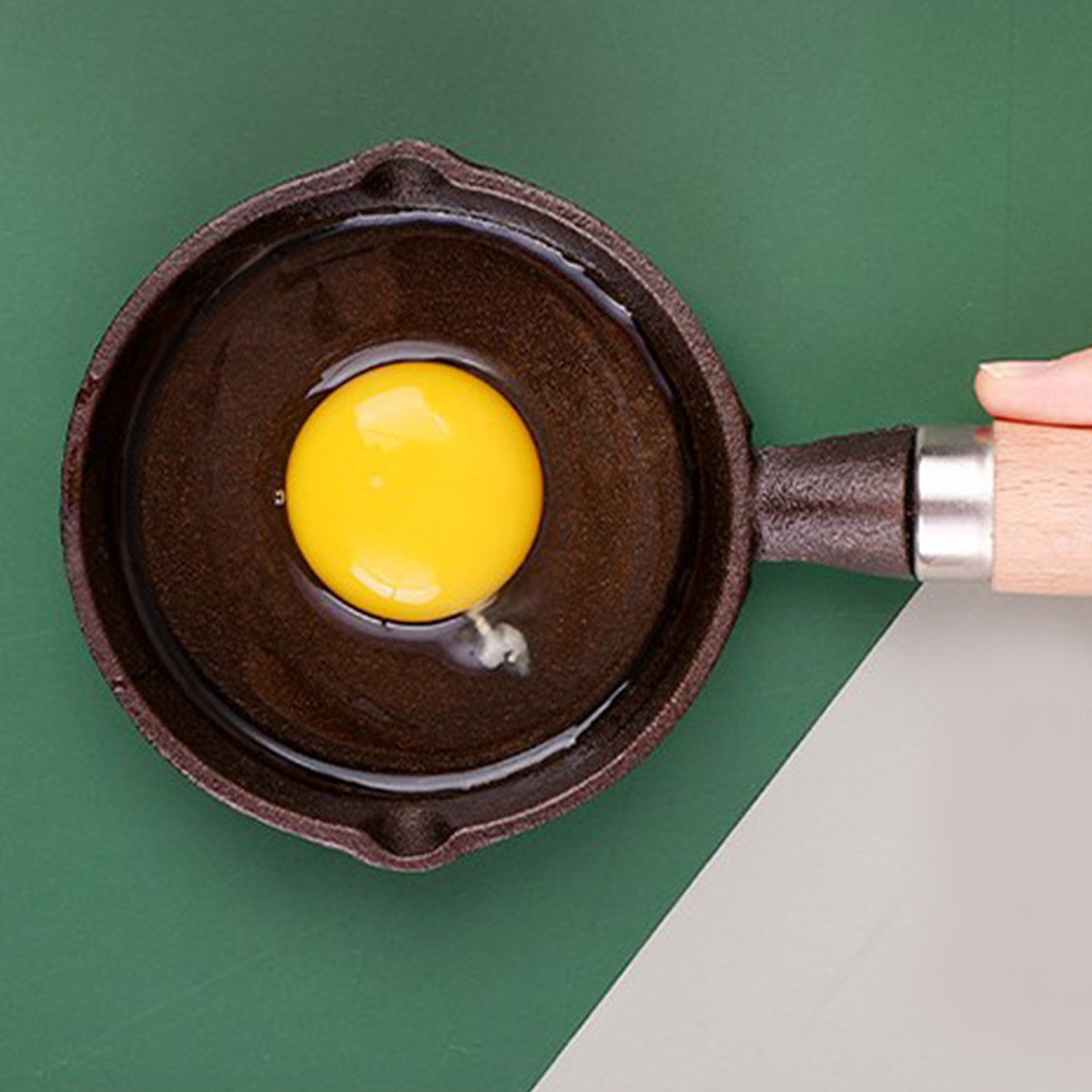 Mini-gusseisenpfanne Zur Zubereitung Von Eierravioli, Reduzierte Größe Auf 10 Cm.