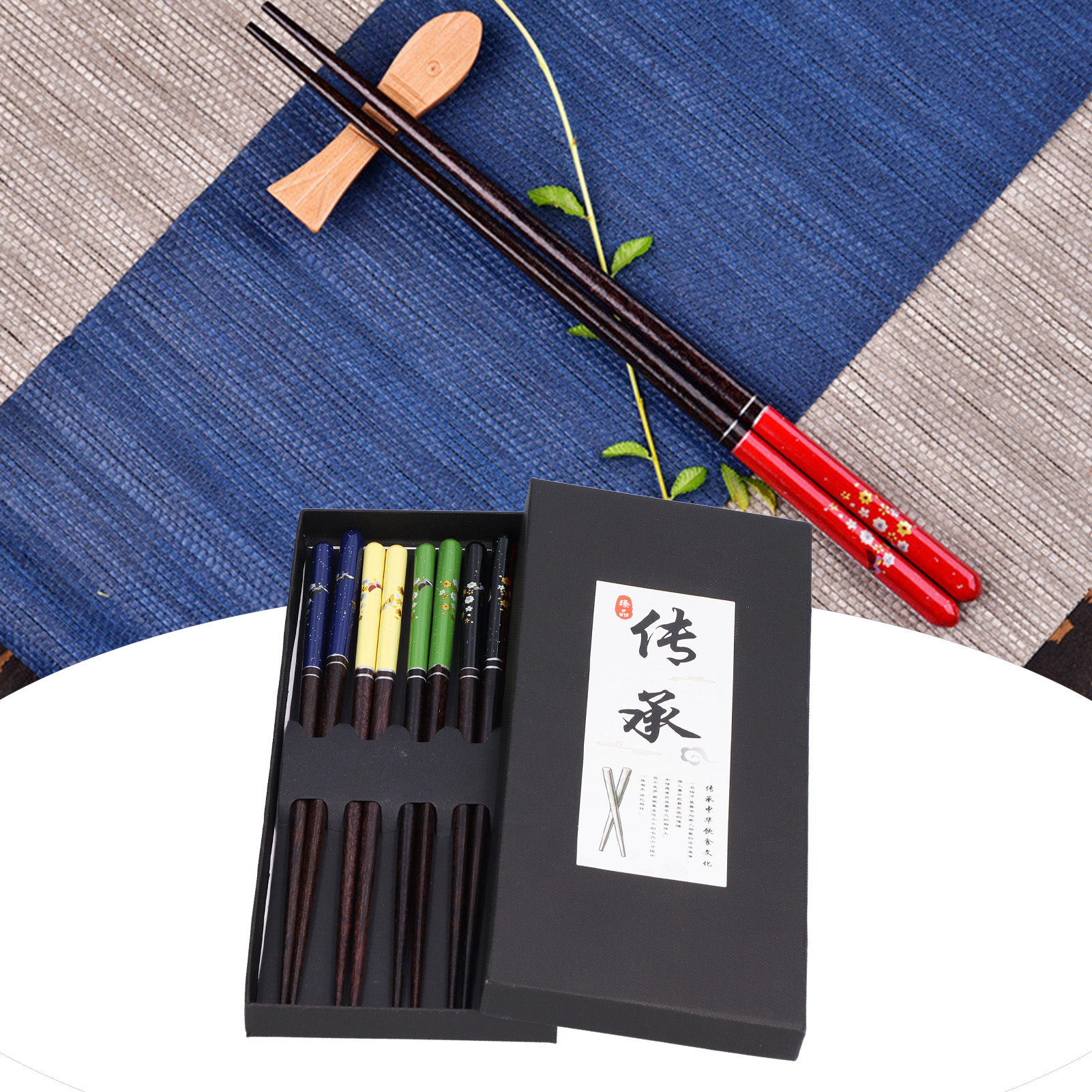 Kreative Japanische Essstäbchen Mit Schmetterlings- Und Blumenmustern, Darunter Spitze Sushi-essstäbchen Im Japanischen Stil.