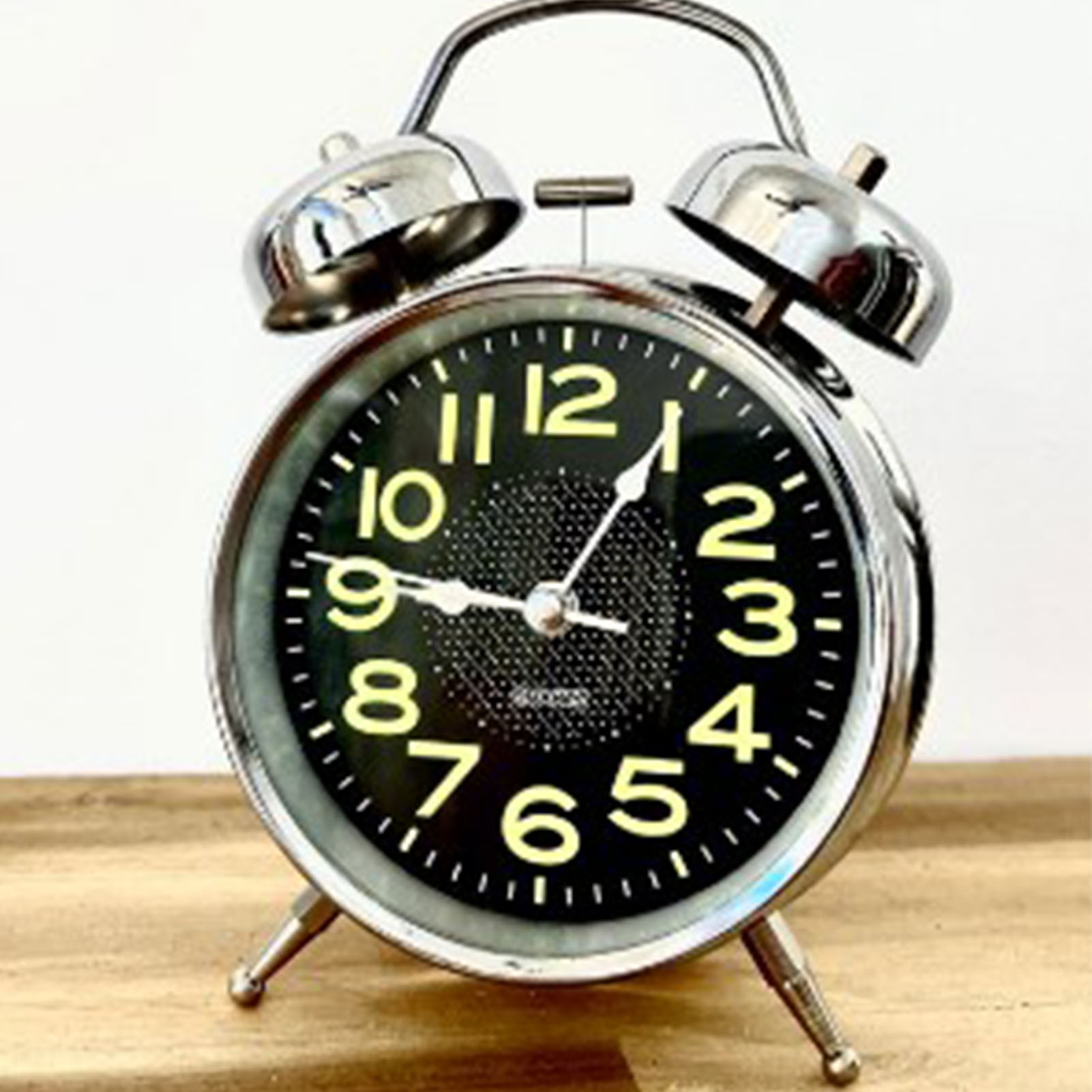 10 Cm Großer, Silberfarbener Metall-lichtwecker, Geräuschlos Und Mit Nachtlicht Ausgestattet.
