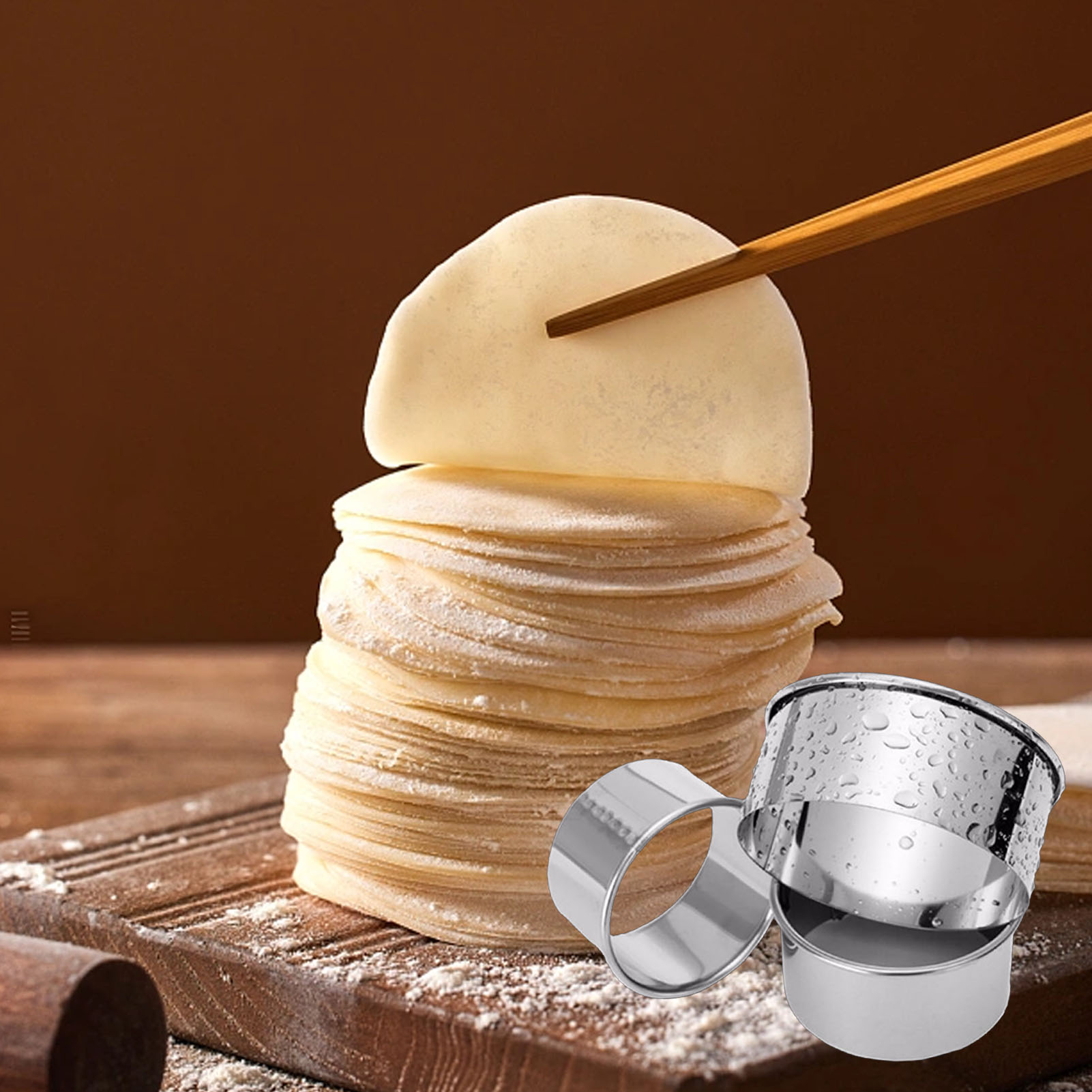 Dreiteiliges Set Bestehend Aus: Runder Ravioliform Aus Edelstahl, Raviolipresse Und Ravioliteigschneider.