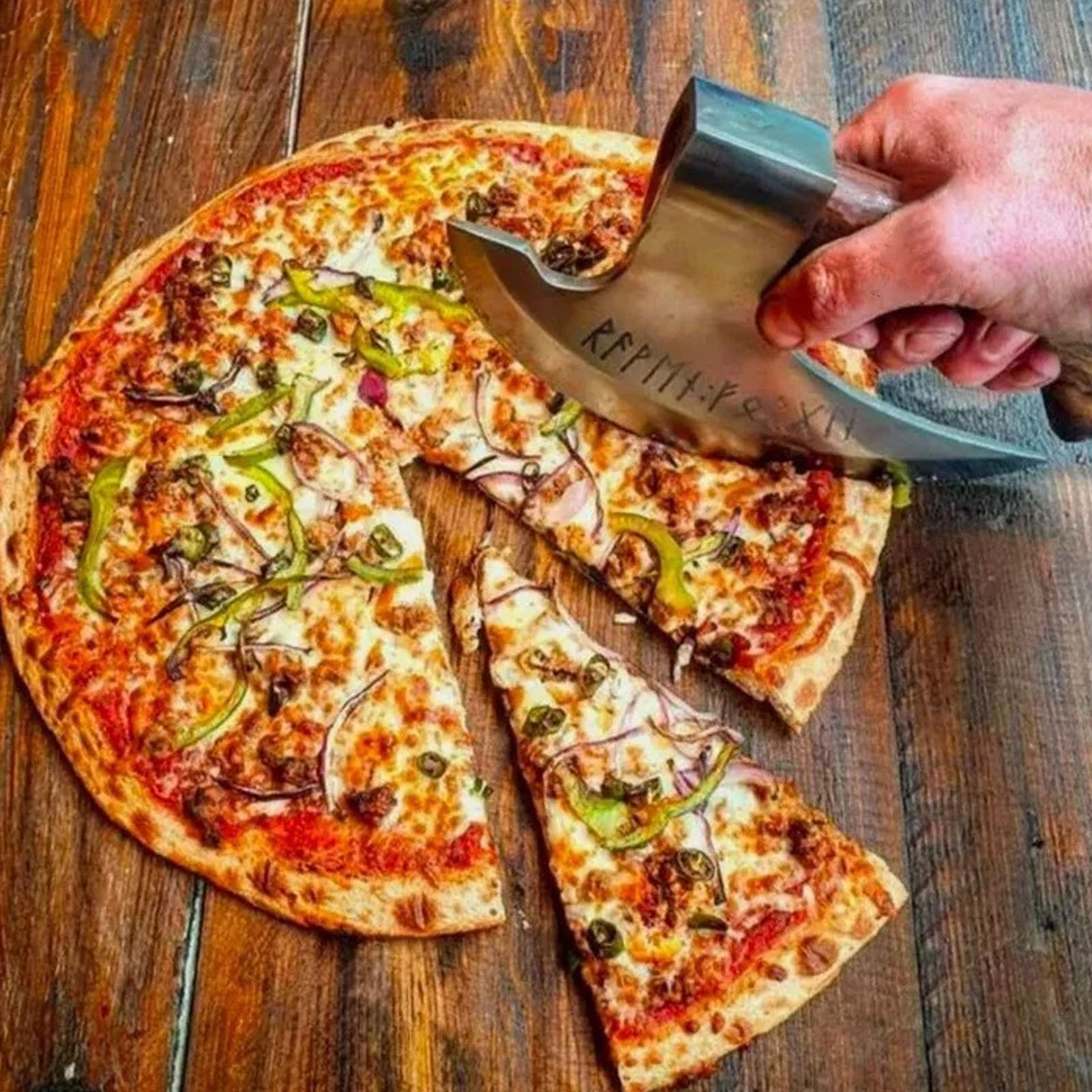 Das Kleine Wikinger-axt Ist Ein Hochwertiger Und Praktischer Pizzaschneider Aus Edelstahl, Ideal Als Geschenk Für Die Feiertage.