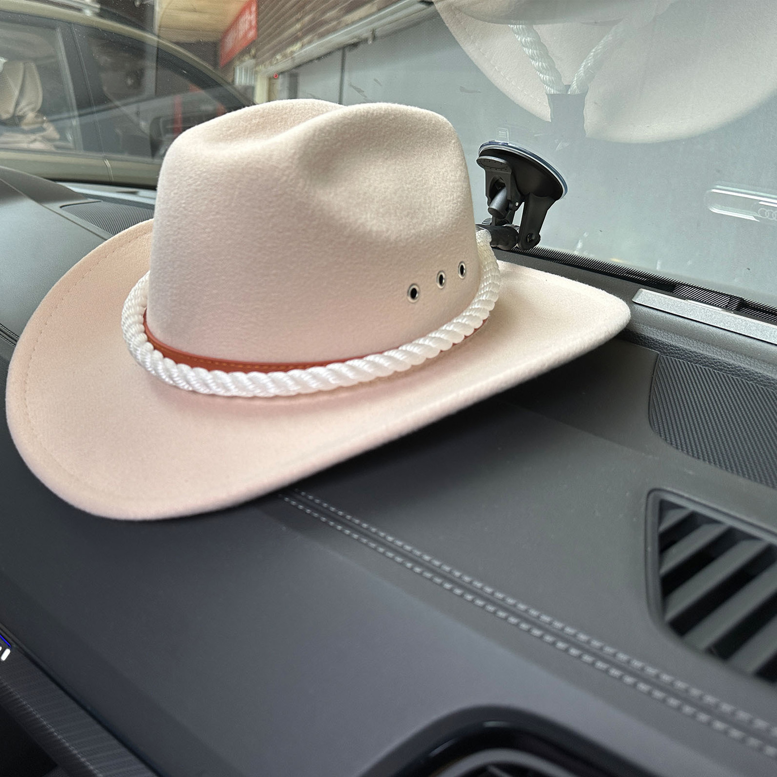 Weißer Cowboyhuthalter Für Autos Mit Saugnapfhaken Zur Befestigung An Den Türen