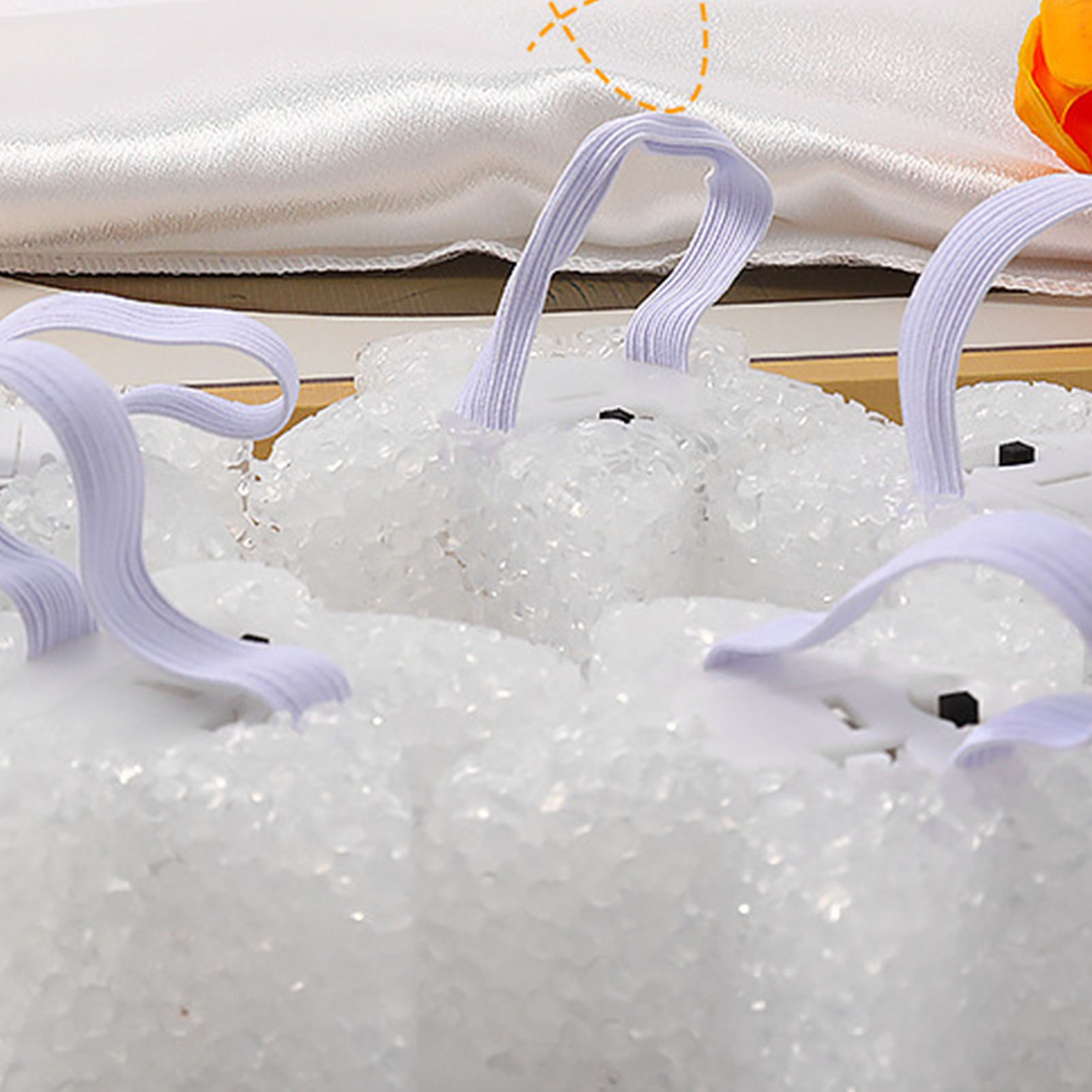 Kreative Bühnenaccessoires Für Aufführungen, Darunter Lichterketten In Form Von Fünfzackigen Sternen, Geschenke, Chorgesang Und -tanz Sowie Gelbe Außenbeleuchtung.