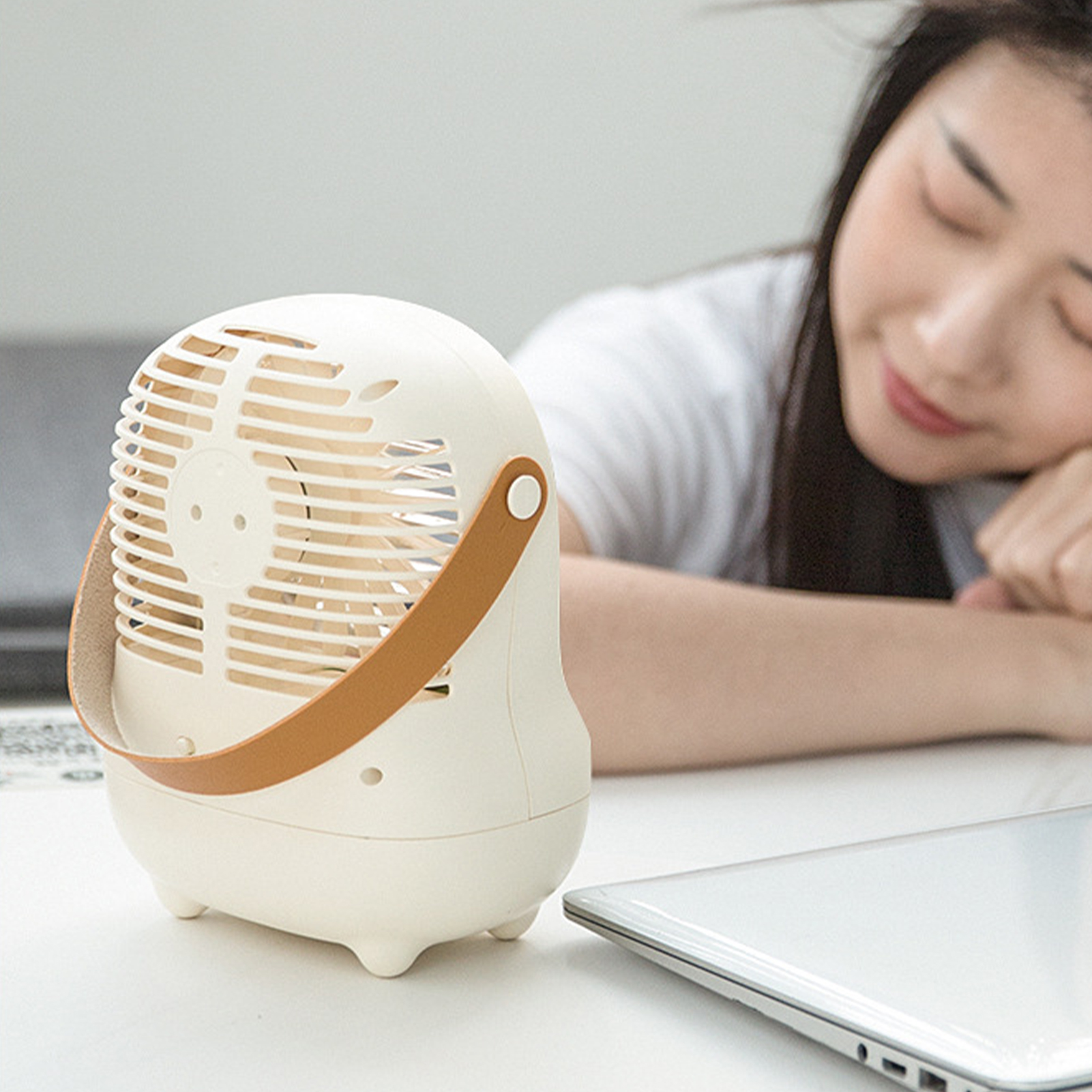 Tischventilator Im Windmühlen-design, Mini-usb-wiederaufladbar, Weiß.