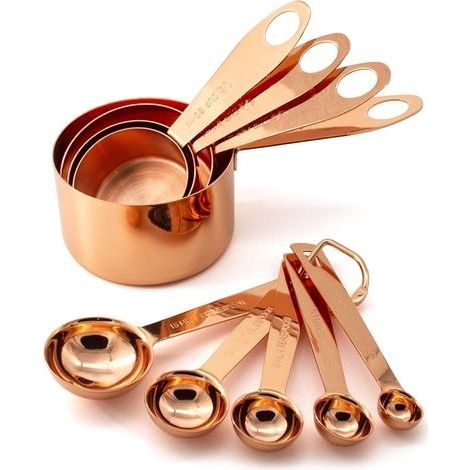 Set Aus 9 Küchen- Und Backmessbechern Und -löffeln Aus Verchromtem, Kupferbeschichtetem Edelstahl Mit Eingravierten Maßeinheiten Für Trockene Oder Flüssige Zutaten.