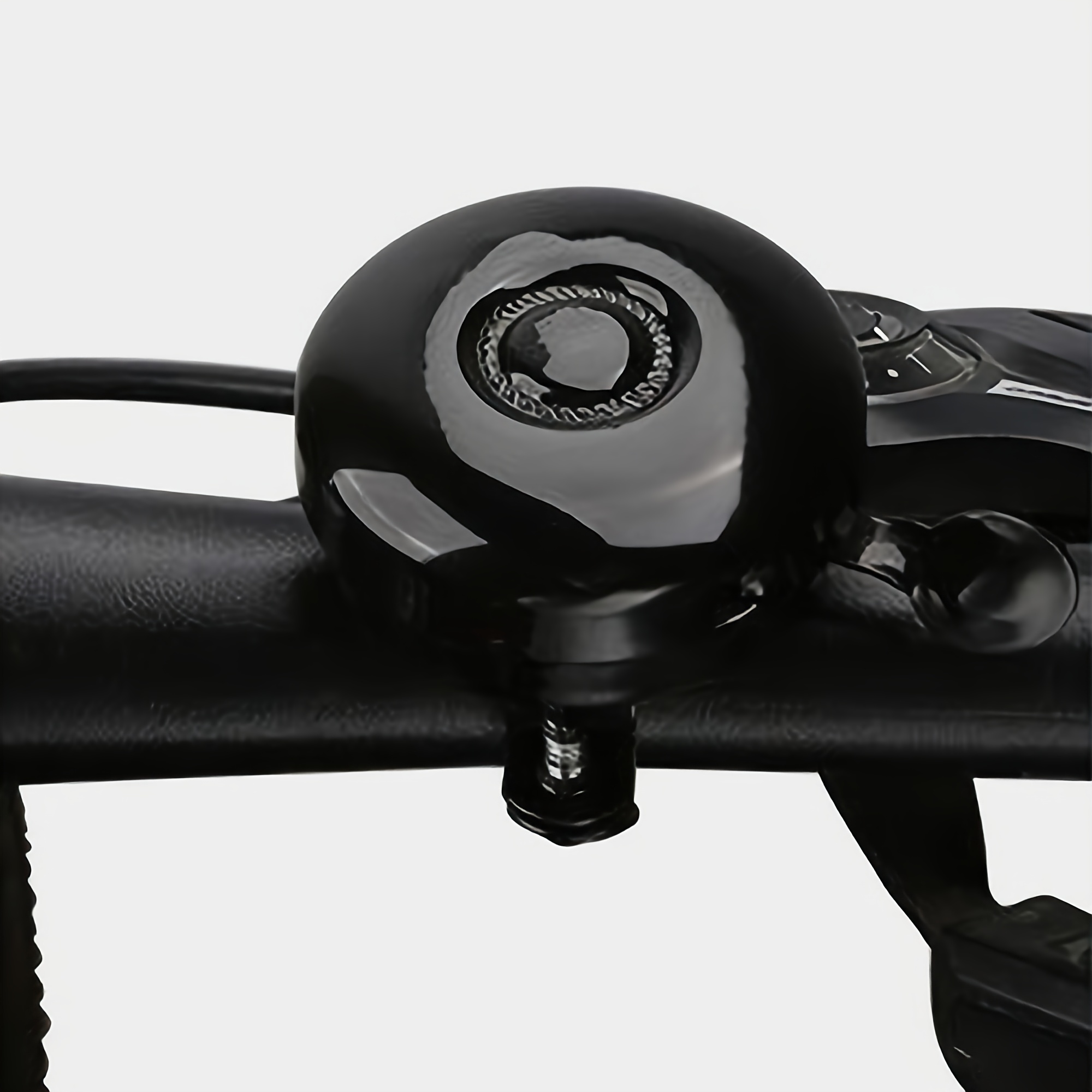 Eine Moderne Fahrradklingel Aus Eisen, Klar Und Deutlich, Geeignet Für Mountainbikes Und Rennräder, Korrosionsbeständig Und Langlebig, Mit Einem Lauten Und Klaren Klang.