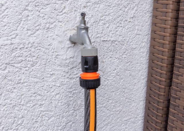 Trendline - Schlauchanschluss-Stück mit Wasserstopp Kunststoff Schwarz/Orange