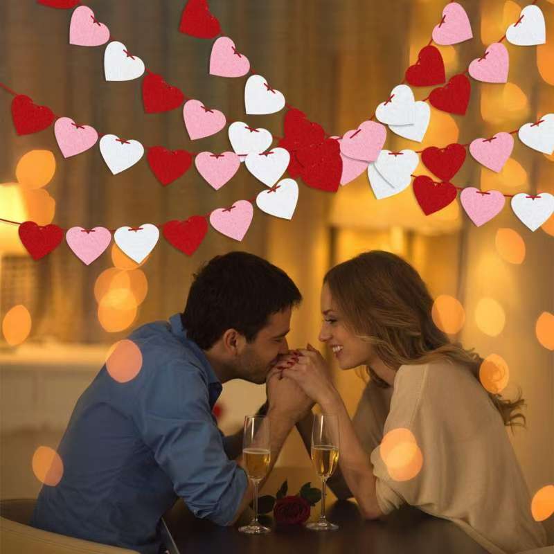 Vier Herzförmige Filzblumenkränze Zum Valentinstag, Verziert Mit Weißen, Rosa Und Roten Herzen Filzkränze, Dekorationsartikel.