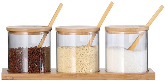 Drei Glasgefäße, Ein Gewürzglas Mit Löffel Und Deckel Sowie Ein Salzstreuer, Zur Aufbewahrung Von Lebensmitteln, Tee, Kaffee, Zucker Und Salz In Der Küche.
