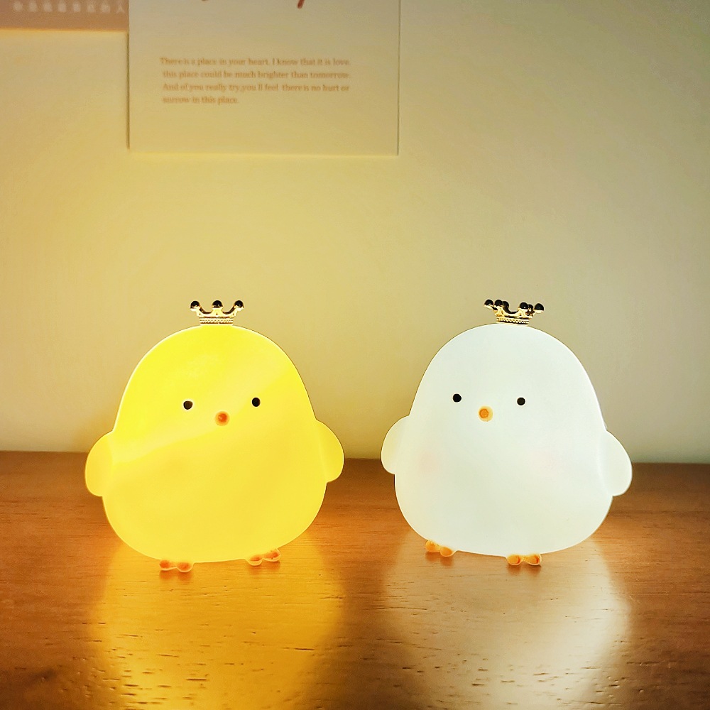 Zwei Kükenförmige Led-nachtlichter Mit Krönchen, Geeignet Für Schlafzimmer Und Als Nachtlicht. Maße: 6,60 X 5,70 X 5,60 Cm. Batteriebetrieben.