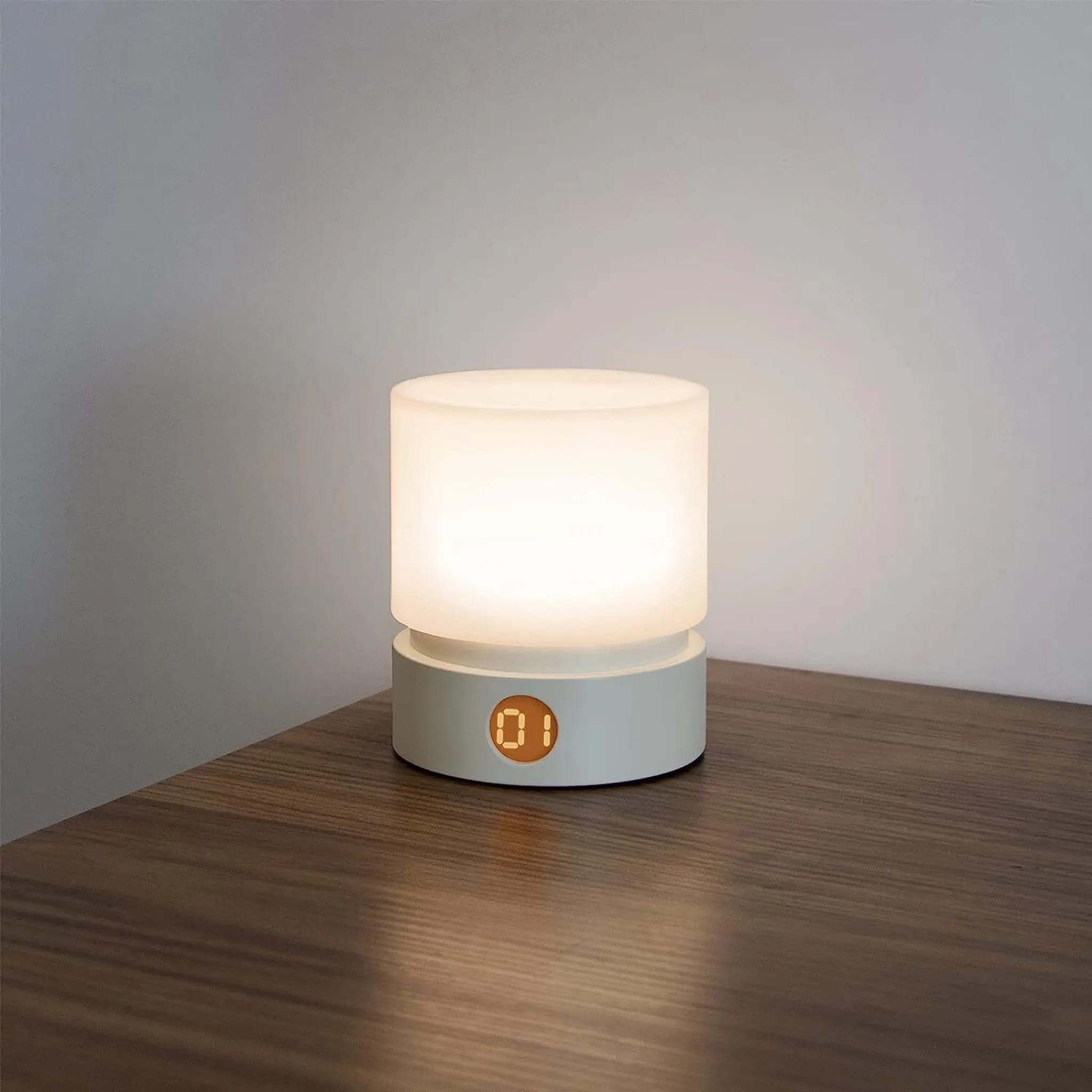 Dieses Nachtlicht Verfügt Über Einen Timer, 3 Modi, Eine Dimmbare Helligkeit Von 3000 K Und Einen Integrierten Akku. Es Hat Eine Milchig-weiße Lichtfarbe.
