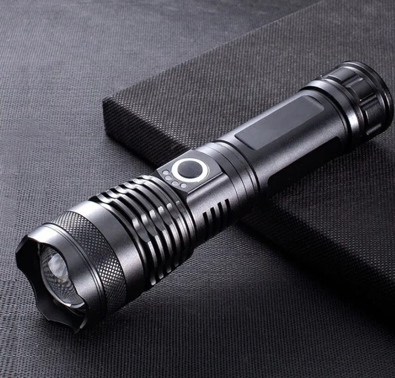 Eine Leistungsstarke Led-taschenlampe Mit 12.000 Lumen, Usb-aufladbar, Xhp70.2-hochleistungsausgang, Ipx65 Wasserdicht Und Ausgestattet Mit Einem 1500-mah-akku.
