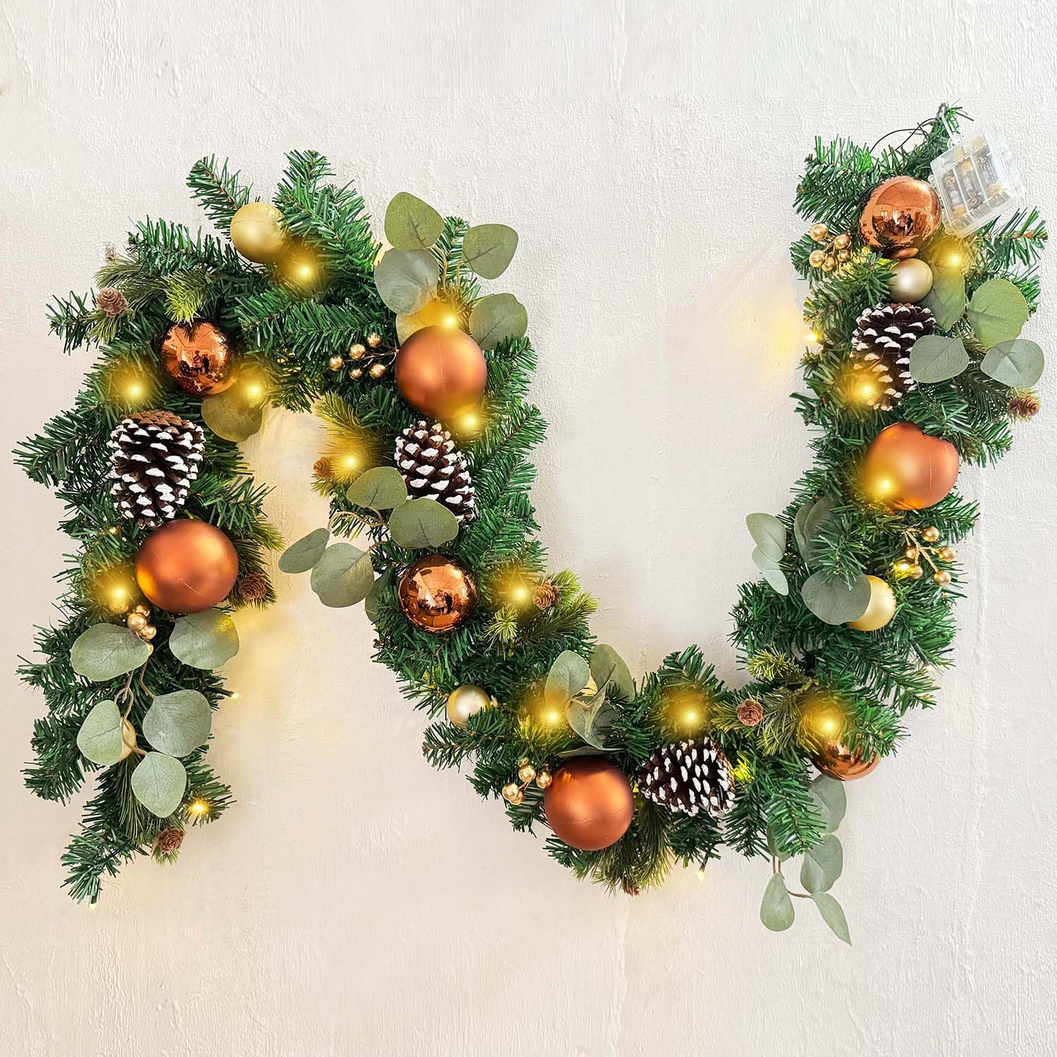 Vorbeleuchteter Weihnachtskranz Von 1,83 M Durchmesser Mit Beleuchteten Kupfergoldenen Weihnachtskugeln, Batteriebetrieben Mit 30 Led-lichtern.