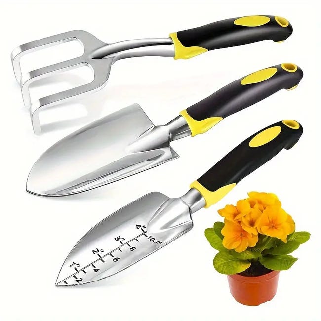 Ein Set Aus Drei Robusten Und Langlebigen Gartengeräten Aus Aluminiumlegierung: Eine Gartenschaufel, Eine Umpflanzschaufel Und Ein Handrechen, In Gelb.