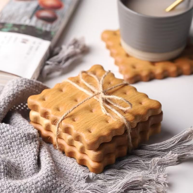 Set Mit 4 Hölzernen Keksuntersetzern – Quadratisch, Naturfarbenes Holz, Lustige Und Umweltfreundliche Schreibtischschützer (alle In Fröhlichen Farben).