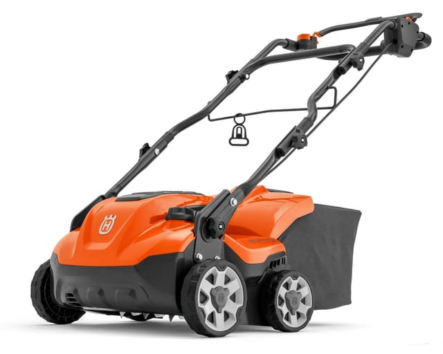 S138C Elektrischer Vertikutierer und Rasenlüfter ✔ 1,6 kW, 37,5 cm Arbeitsbreite, 2-in-1-Klingen, einstellbare Tiefe und klappbarer Griff - Husqvarna